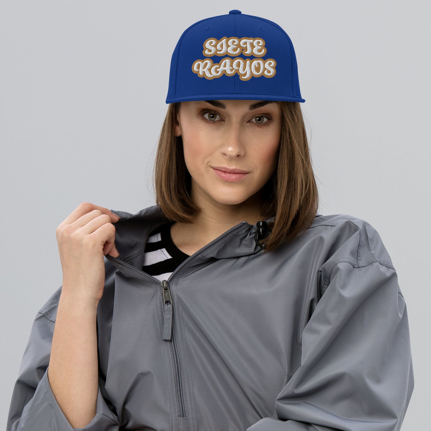 SIETE RAYOS Script Snapback hat
